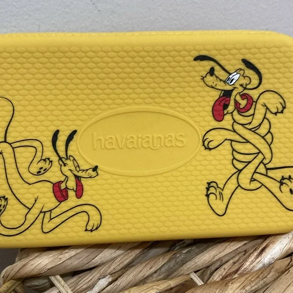 🆕 Havaianas Yellow Disney Characters Wristlet! 100% silicone! 💥 - Picture 4 of 12
